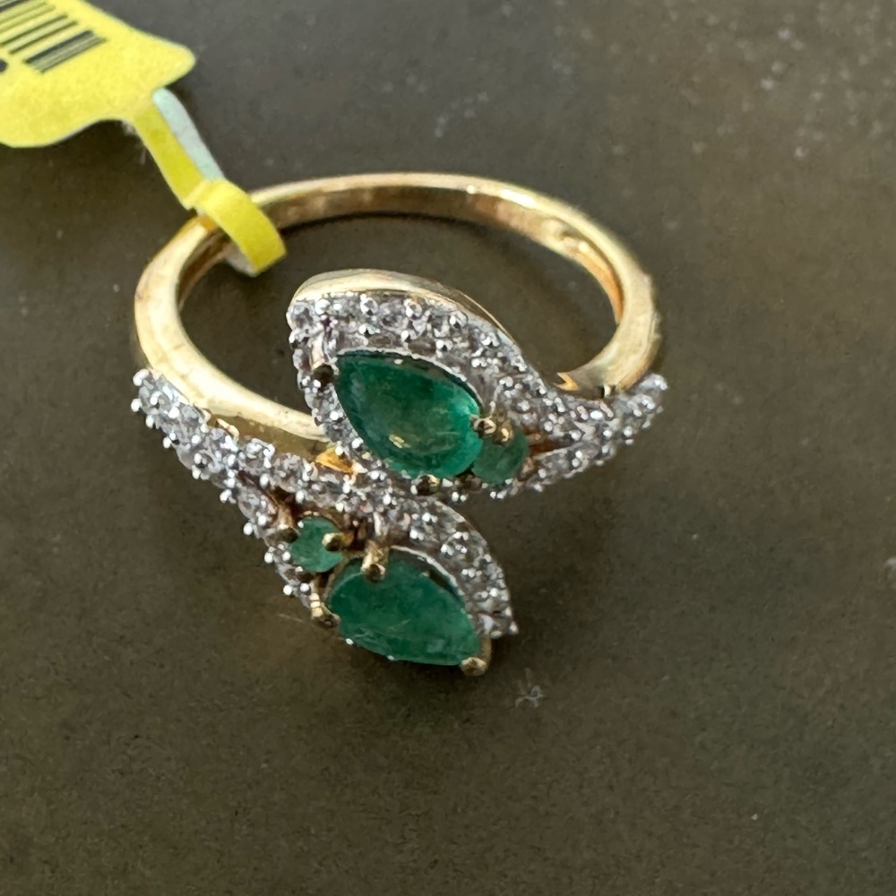 Elegant Gold and Green Gemstone Ring